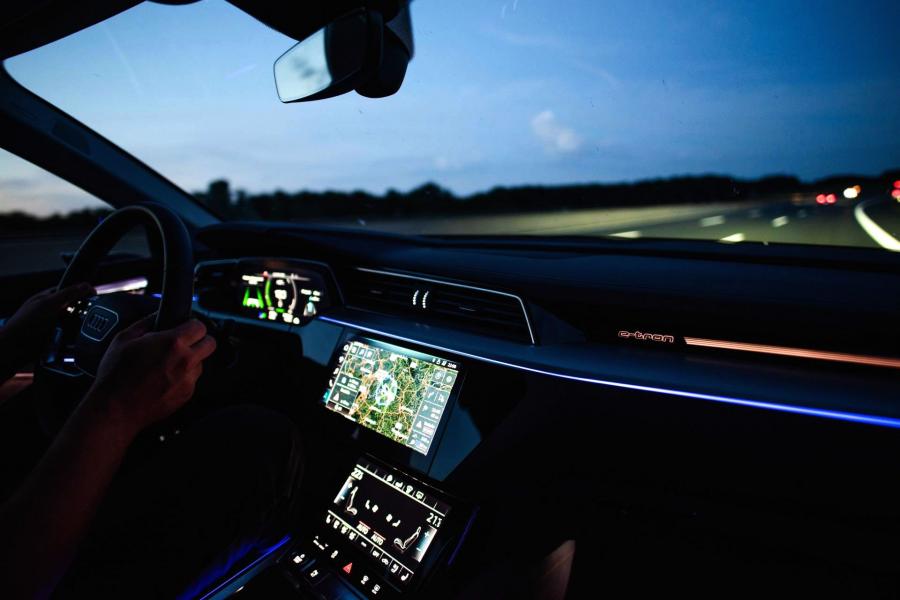 Интерьер Audi e-tron 55 Quattro 2019 года  (WW) (фото 382 из 452)